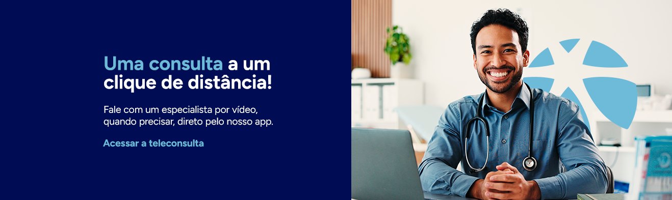 Médico sorrindo durante atendimento por teleconsulta.