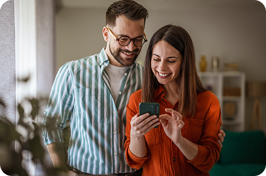 Casal utilizando o celular para acessar serviços de saúde online.